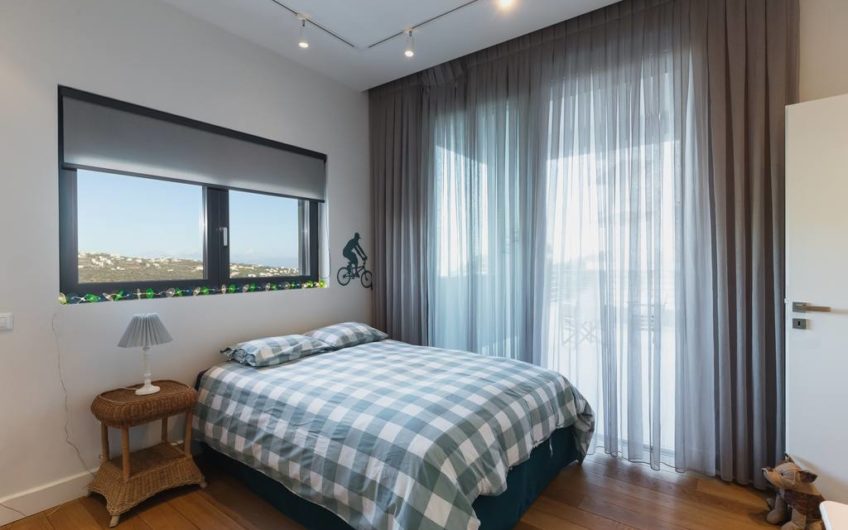 830m²Luxury Villa with a pool close to the Airport