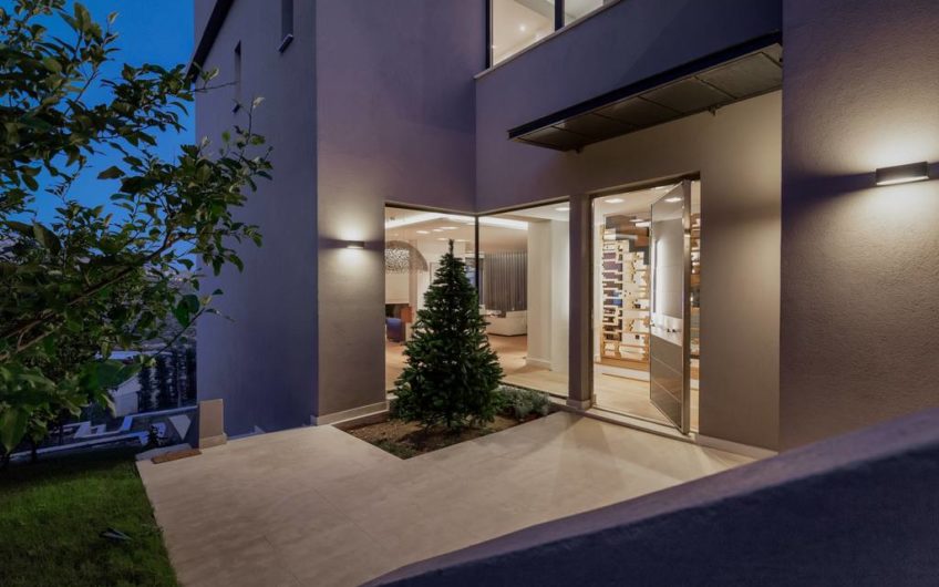 830m²Luxury Villa with a pool close to the Airport