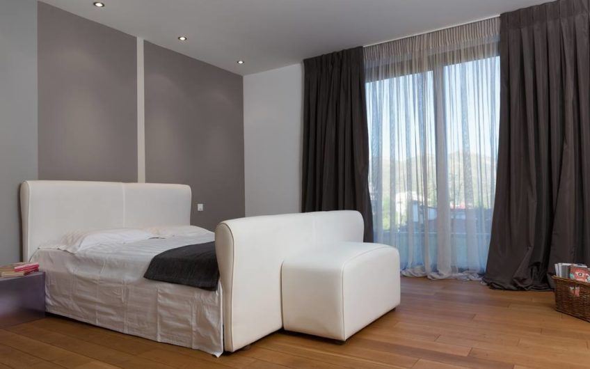 830m²Luxury Villa with a pool close to the Airport