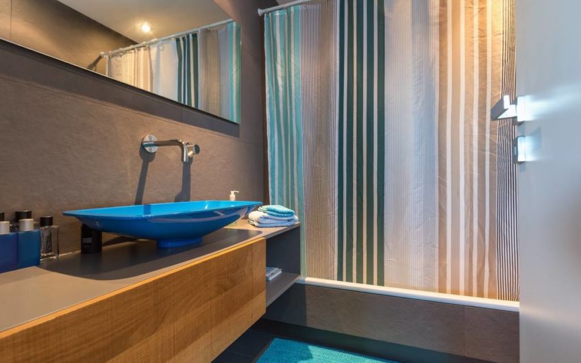 830m²Luxury Villa with a pool close to the Airport