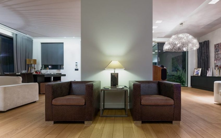 830m²Luxury Villa with a pool close to the Airport
