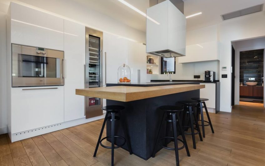 830m²Luxury Villa with a pool close to the Airport