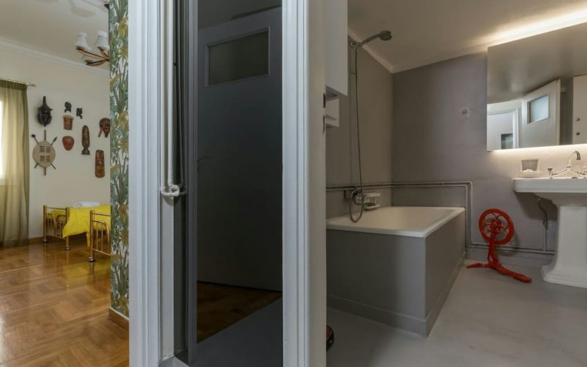 152m² Mid-century modern apartment in Athens