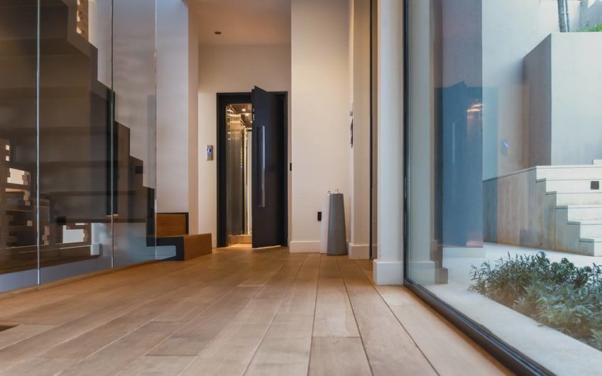 830m²Luxury Villa with a pool close to the Airport