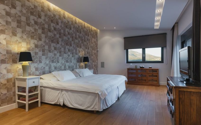830m²Luxury Villa with a pool close to the Airport