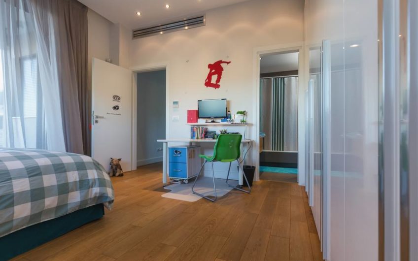 830m²Luxury Villa with a pool close to the Airport