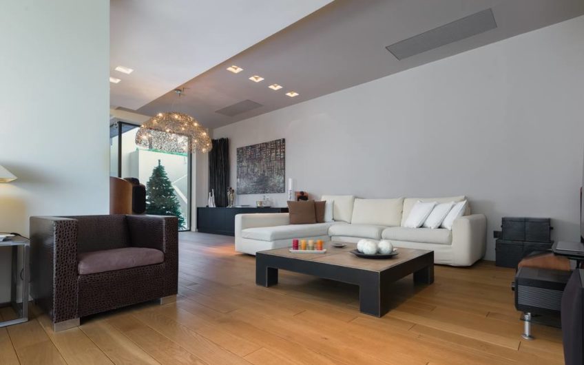 830m²Luxury Villa with a pool close to the Airport