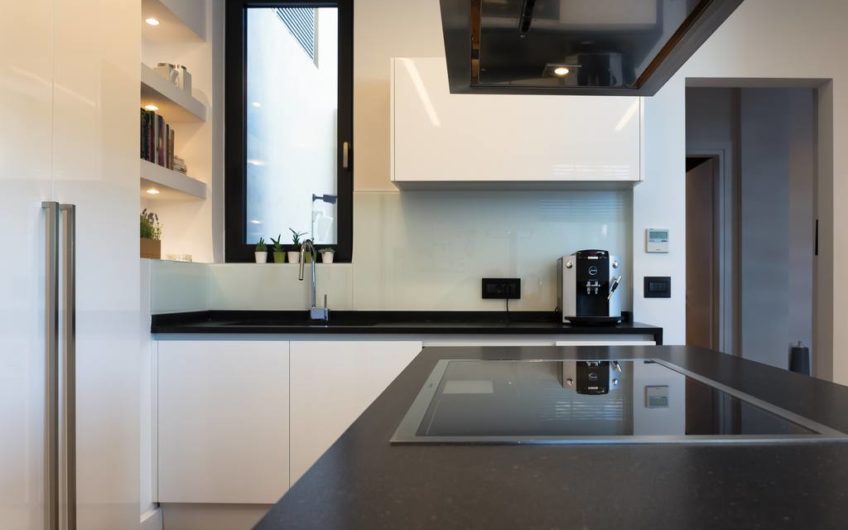 830m²Luxury Villa with a pool close to the Airport