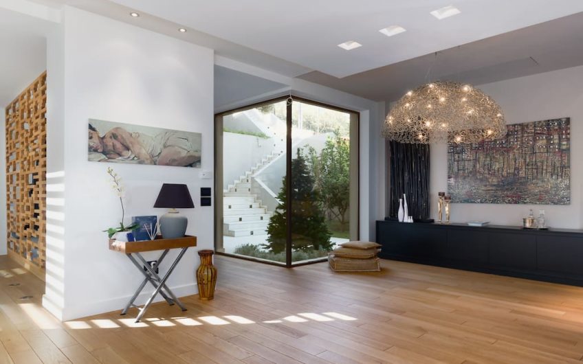 830m²Luxury Villa with a pool close to the Airport