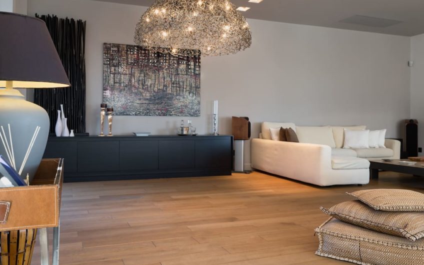 830m²Luxury Villa with a pool close to the Airport
