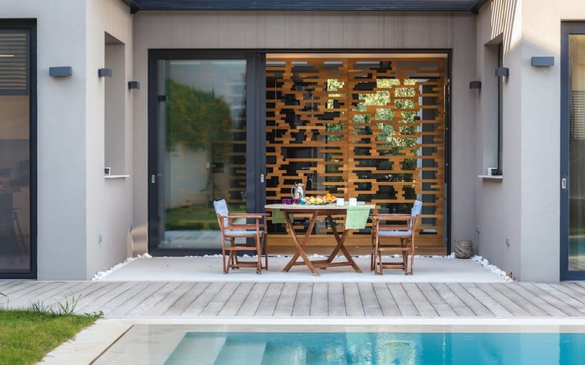 830m²Luxury Villa with a pool close to the Airport